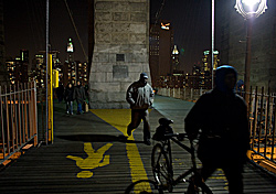 Нью Йорк. Люди на мосту