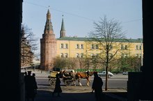 Вид на Кремль из арки здания, в котором находилось американское посольство. Гужевая повозка с какими-то бабками и барахлом. 