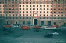 Новинский бульвар, 18, Москва, напротив американского посольства. В 1995 году из этой арки неизвестный выстрелил в посольство из гранатомета.