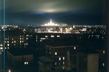 Недавно построенное главное здание Московского университета в ночной подсветке. Снято с крыши американского посольства на Новинском бульваре.