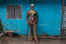 51-летний Базиле sapeur в течение 30 лет, он работает менеджером по персоналу. Его самый ценный предмет одежды - костюм Жан Курсель. Браззавиль, Республика Конго. © Тарик Зайди