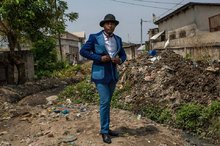 31-летний Арно sapeur в течение восьми лет. Женат, имеет двоих детей и работает портным. Он одет в один из своих любимых костюмов, его собственное творение. Браззавиль, Республика Конго. © Тарик Зайди