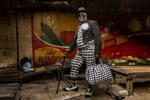 58-летний Ямеа, который уже на протяжении полувека sapeur, привносит в свое общество колорит и радость жизни. У него девять детей, и он работает каменщиком. Его любимый предмет одежды - его шляпа. Браззавиль, Республика Конго. © Тарик Зайди