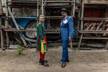 Джудит и Окили. 39-летняя Джудит sapeuse уже в течение 18 лет. Она замужем, имеет 3 детей и работает в полиции. Окили, 10 лет, (сын Джудит) sapeur уже 5 лет. Он школьник. Его любимый предмет одежды - костюм Ив Сен-Лорана. Браззавиль, Республика Конго. © Т