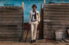Касс, 42 года, sapeur в течение 20 лет. У него трое детей, и он продает одежду в небольшом магазине. Его любимый предмет одежды - обувь JM Weston, которая может стоить сотни долларов. Браззавиль, Республика Конго. © Тарик Зайди