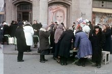 Люди толпятся у торговой точки с цветами на площади Свердлова (ныне – Театральная), рядом с Большим театром.