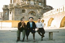Дети у Новоспасского монастыря