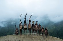 Ялимо. Западное Папуа, Индонезия, 2015 Племена яли обитают в труднодоступных горных районах Западного Папуа, в том числе в восточной части долины Балейм, также известной как Ялимо. Фотографу пришлось изрядно потрудиться, чтобы добраться до своих моделей.