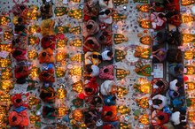 Общая молитва. Дакка, Бангладеш, 2012 Члены индуистской общины зажигают глиняные лампы в храме. Они молятся и постятся до тех пор, пока огни не погаснут.