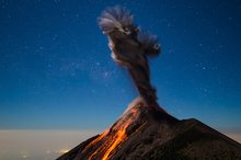 Закручивающийся Корасон дель Фуэго. Вулкан Акатенанго, Гватемала, 2015 Снимок сделан из базового лагеря, расположенного на склоне Акатенанго на высоте почти четыре тысячи метров. 