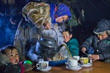 Чаепитие. Гыданская тундра, Ямало-Ненецкий автономный округ, 2014 Ненцы обожают пить чай с хлебом. Вообще в тундре хлеб — это самый лучший подарок. Местные жители иногда тратят до двух недель на то, чтобы добраться до хлебного магазина и вернуться домой.