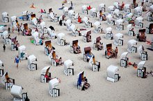 Улей. Селлин, остров Рюген, Германия, 2010 Небольшие «каютки» широко распространены на европейских пляжах. В течение дня люди приходят и уходят из них. С высоты птичьего полета картина напоминает пчелиный улей.