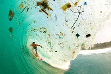 Волна перемен. Индонезия, 2012 В прибрежных водах вблизи больших городов плавает много мусора. Иногда серферы чувствуют себя в буквальном смысле слова в мусорном бачке.