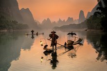Рыбаки. Река Гуйлинь, Китай, 2013. Рыбаки ловят рыбу в реке при помощи специально обученных бакланов. Этот способ рыбной ловли используется в Китае уже более тысячи лет.